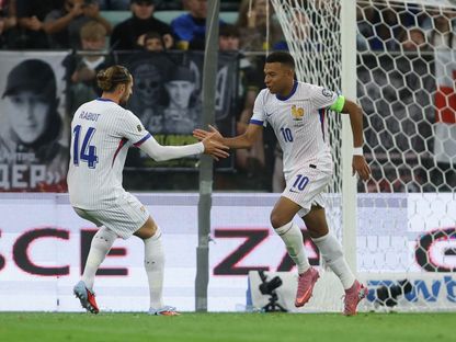 أدريان رابيو يحتفل مع كيليان مبابي بهدف فرنسا في مرمى أوكرانيا بتصفيات كأس العالم 2026 - 5 سبتمبر 2025 - Reuters