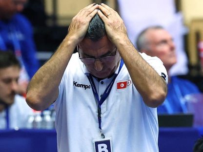 حسرة محمد الصغير مدرب تونس لكرة اليد في مباراة إيطاليا بكأس العالم 2025 - 14 يناير 2025 - Reuters