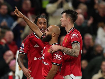 بريان مبيومو يحتفل بهدفه في مباراة مانشستر يونايتد وبرايتون بالدوري الإنجليزي الممتاز - 25 أكتوبر 2025 - Reuters