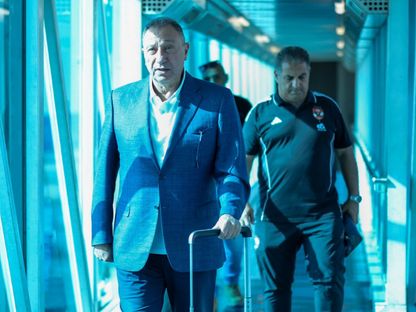 محمود الخطيب رئيس النادي الأهلي المصري أثناء وصوله تونس مع وفد الفريق لخوض معسكر تدريبي - 18 يوليو 2025 - X/@AlAhly