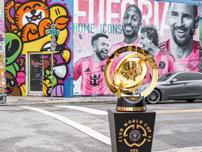 مجسم كأس العالم للأندية وخلفه جدارية لنجوم إنتر ميامي الأمريكي - 5 يونيو 2025 - X/InterMiamiCF