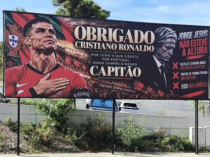 لوحة إعلانية في البرتغال داعمة لكريستيانو رونالدو ومنتقدة لمدرب المنتخب جورجي جيسوس - 2 أكتوبر 2026 - X/@SICNoticias