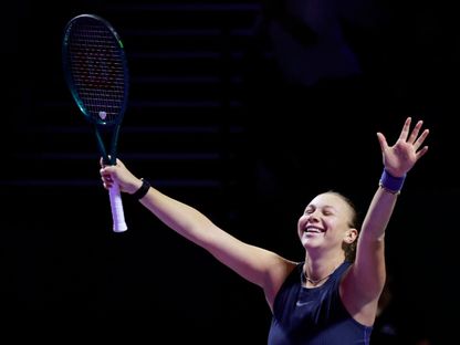 أماندا أنيسيموفا تحتفل بالفوز على إيغا شفيونتيك والتأهل لقبل نهائي البطولة الختامية في الرياض - 5 نوفمبر 2025 - Reuters