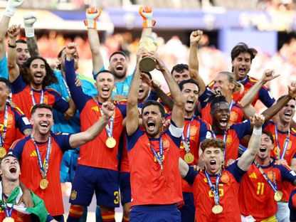 لاعبو إسبانيا يحتفلون بكأس العالم بعد الفوز على الأرجنتين - 19 يوليو 2026 - Reuters
