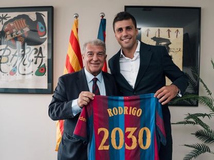 رودري يحتفل بالتوقيع لبرشلونة مع جوان لابورتا رئيس النادي - 18 أغسطس 2026 - https://www.fcbarcelona.com/