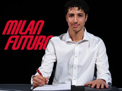 الجزائري يانيس مسعودي يوقع أول عقد احترافي مع نادي ميلان - 24 ديسمبر  2025 - acmilan.com
