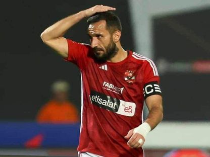 علي معلول يرتدي شارة قيادة الأهلي لأول مرة في مباراة الجونة 4-5-2024 - Ahly/x