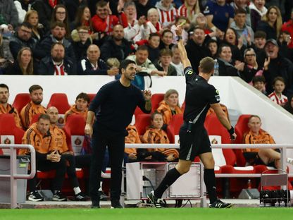 ميكيل أرتيتا مدرب أرسنال يعترض على الحكم خلال مباراة سندرلاند في الدوري الإنجليزي - 12 سبتمبر 2026 - Action Images via Reuters