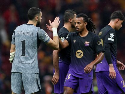 جول كوندي لاعب برشلونة يتبادل المصافحة مع زميله خوان غارسيا عقب الفوز على غلطة سراي بدوري أبطال أوروبا - 13 أكتوبر 2026 - Reuters