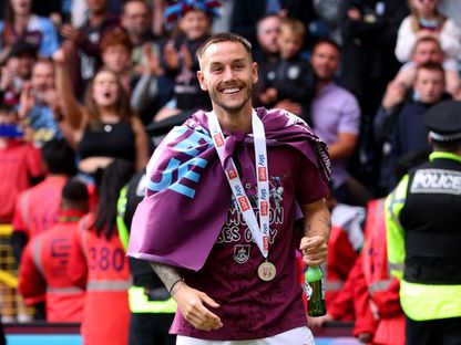 جوش براونهيل لاعب بيرنلي يحتفل بالصعود إلى الدوري الإنجليزي الممتاز - 3 مايو 2025 - Action Images Via Reuters