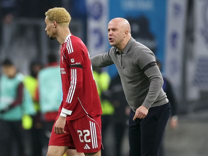 مدرب ليفربول آرني سلوت وهوغو إيكيتيكي خلال مباراة ضد أولمبيك مارسيليا في دوري أبطال أوروبا - 21 يناير 2026 - REUTERS