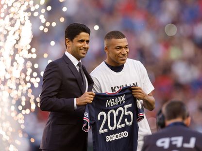 ناصر الخليفي رئيس باريس سان جيرمان وكيليان مبابي في مراسم تجديد عقده لآخر مرة - 21 مايو 2024 - Reuters