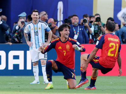 فيران توريس يحتفل أمام ليونيل ميسي بعد فوز إسبانيا بكأس العالم على حساب الأرجنتين - 19 يوليو 2026 - Reuters