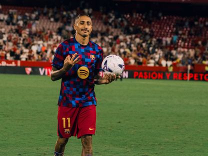 قائد برشلونة رافينيا يحمل كرة "هاتريك" مباراة إشبيلية في الدوري الإسباني - 19 سبتمبر 2026 - X/@FCBarcelona