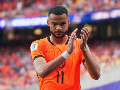 كودي جاكبو لاعب هولندا يحيى الجمهور بعد الفوز على تونس في كأس العالم - 26 يونيو 2026 - Reuters