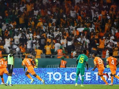 احتفال لاعبي منتخب كوت ديفوار بتسجيل هدف التعادل الأول في مرمى السنغال بكأس أمم إفريقيا - 29 يناير 2024 - - X/@ariyadhiah