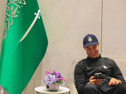 كريستيانو رونالدو في مقرّ نادي النصر قرب علم سعودي - 4 أبريل 2024 - X/@AlNassrFC
