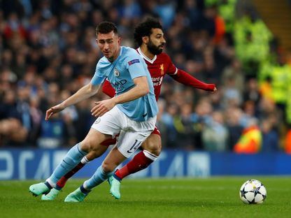 إيمريك لابورت مدافع مانشستر سيتي مع محمد صلاح مهاجم ليفربول - 10 أبريل 2018 - Reuters