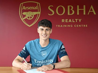 كيبا أريزابالاغا خلال توقيعه على عقود الانضمام إلى أرسنال الإنجليزي - 1 يوليو 2025 - arsenal.com