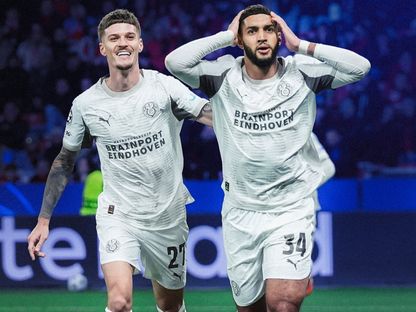 إسماعيل صيباري (إلى اليمين) لاعب أيندهوفن يحتفل بهدفه في مرمى ليفركوزن في دوري أبطال أوروبا - 1 أكتوبر 2025 - X/@PSV