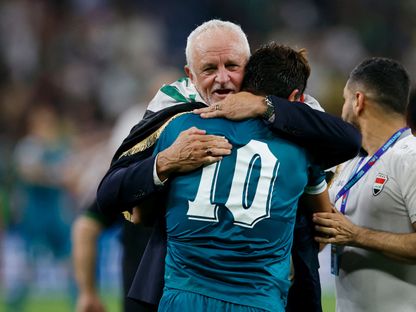 مدرب العراق غراهام أرنولد يحتفل مع مهند علي بعد الفوز على بوليفيا والتأهل لكأس العالم - 31 مارس 2026 - REUTERS