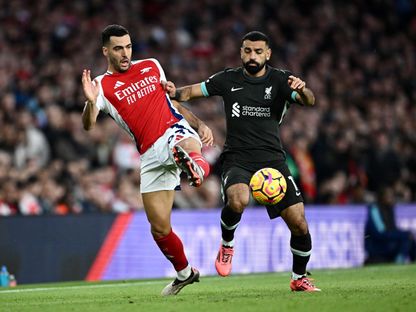 محمد صلاح نجم ليفربول في صراع على الكرة مع ميكيل ميرينو لاعب أرسنال في مباراة الفريقين بالدوري الإنجليزي الممتاز - 27 أكتوبر 2024 - Reuters