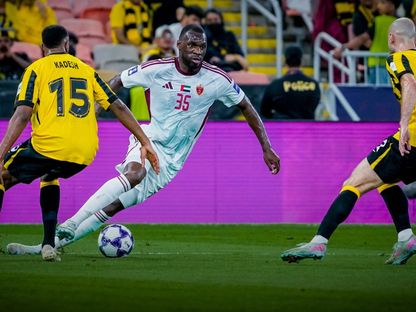 كريستيان بينتيكي لاعب الوحذة يسيطر الكرة بين لاعبي الاتحاد في مباراة الفريقين بثمن نهائي دوري أبطال آسيا للنخبة - 14 أبريل 2026 - X/@AlWahdaFCC