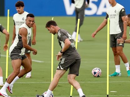 تشابي ألونسو مدرب ريال مدريد يشارك مع كيليان مبابي في التدريبات قبل مواجهة دورتموند بمونديال الأندية - 2 يوليو 2025 - x@diarioas
