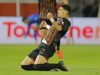 احتفال يوسف الفحلي لاعب الجيش الملكي بهدفه في مرمى بيراميدز ضمن دوري أبطال إفريقيا - 8 أبريل 2025 - X/@CAFCLCC_ar