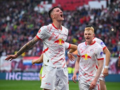 بنجامين سيكسو لاعب لايبزيغ يحتفل بهدفه في شباك بايرن ميونيخ بالدوري الألماني - 3 مايو 2025 - Reuters