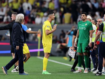 كريستيانو رونالدو قائد النصر مع جورجي جيسوس مدرب الهلال - 8 أبريل 2025 - Reuters
