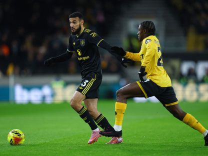 المغربي نصير مزراوي لاعب مانشستر يونايتد خلال مواجهة ولفرهامبتون في الدوري الإنجليزي الممتاز - 9 ديسمبر 2025 - REUTERS