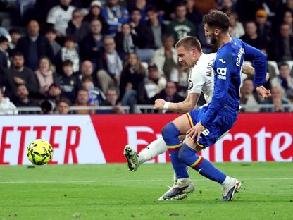 فرانكو ماستانتونو لاعب ريال مدريد يسدد الكرة على مرمى خيتافي خلال الدقائق الأخيرة من مواجهة الفريقين - 2 مارس 2026 - REUTERS