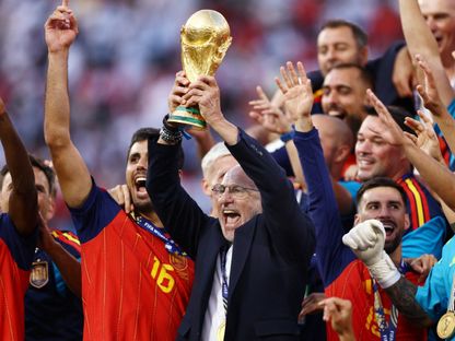 لويس دي لافوينتي مدرب إسبانيا يحمل كأس العالم - 20 يوليو 2026 - REUTERS