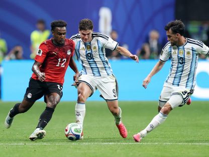 هيثم حسن جناح مصر يراوغ خوليان ألفاريز مهاجم الأرجنتين بكأس العالم - 7 يوليو 2026 - Reuters