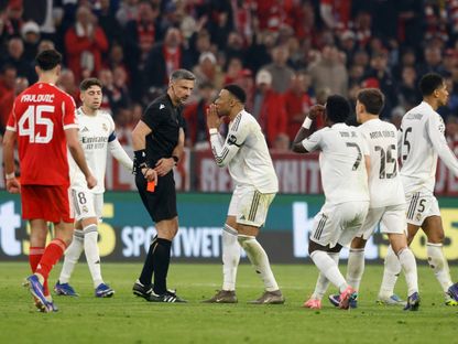 لاعبو ريال مدريد مع الحكم سلافكو فينشيتش بعد طرد إدواردو كامافينغا ضد بايرن ميونيخ بدوري أبطال أوروبا - 15 أبريل 2026 - Reuters