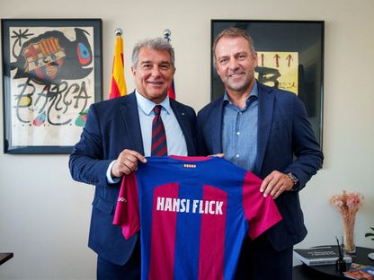 هانزي فليك مدرب برشلونة الجديد رفقة رئيس النادي جوان لابورتا - 29 مايو 2024 - REUTERS
