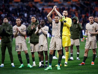 لاعبو باريس سان جيرمان يحيون الجماهير بعد الفوز على لوريان - 24 أبريل 2024 - REUTERS