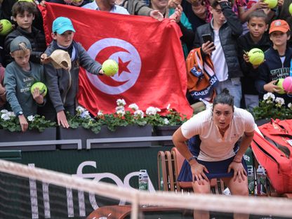 التونسية أنس جابر بعد فوزها على الدنماركية كلارا تاوسون في ثمن نهائي رولان غاروس وبدا علم تونسي - 2 يونيو 2024 - AFP