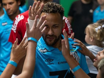 نيمار قائد سانتوس يصافح صبية الملاعب قبل مواجهة جوفينتود في الدوري البرازيلي - 3 ديسمبر 2025 - facebook/santosfc