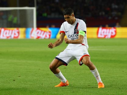 أشرف حكيمي يحتفل بصناعة هدف لباريس سان جيرمان ضد برشلونة - 1 أكتوبر 2025 - Reuters