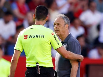 خواكين كاباروس مدرب إشبيلية يتحدث إلى الحكم خلال مواجهة ريال مدريد في الدوري الإسباني - 18 مايو 2025 - Reuters