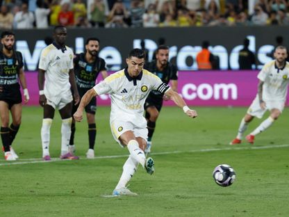 كريستيانو رونالدو نجم النصر لحظة تسديد ركلة جزاء خلال مباراة الخليج بدوري روشن السعودي - 21 مايو 2025 - Reuters