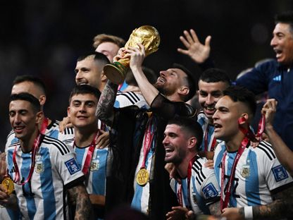 ليونيل ميسي قائد الأرجنتين يرفع كأس العالم 2022 - 18 ديسمبر 2022 - Reuters