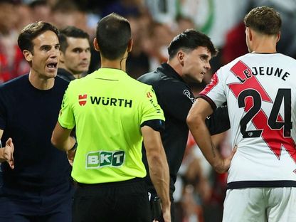 مدرب رايو فاييكانو إينييغو بيريز يعترض على الحكم ماتيو بوسكيتس خلال مباراة برشلونة في الليغا 31-8-2025 - Reuters