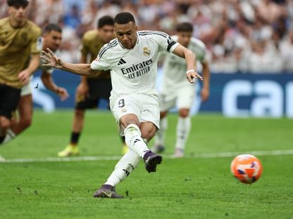 كيليان مبابي مهاجم ريال مدريد يسدد ركلة جزاء ضد ريال سوسيداد - 24 مايو 2025 - Reuters