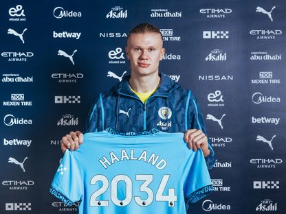 إيرلينغ هالاند بعد توقيعه عقداً جديداً مع مانشستر سيتي حتى عام 2034 - 17 يناير 2025 - X/@ManCity