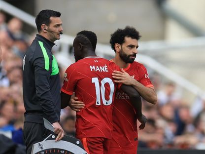 محمد صلاح يصافح ساديو ماني خلال مباراة ليفربول ونيوكاسل في الدوري الإنجليزي الممتاز - 30 إبريل 2020 - REUTERS