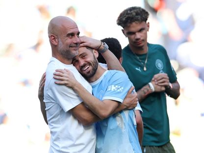 برناردو سيلفا وبيب غوارديولا خلال مباراتهما الأخيرة مع مانشستر سيتي ضد أستون فيلا بالدوري الإنجليزي - 24 مايو 2026 - Reuters