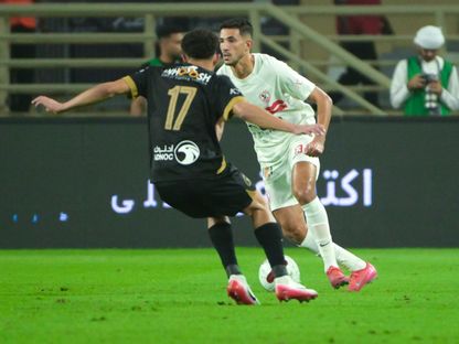 أحمد فتوح لاعب الزمالك في مواجهة أحد لاعبي بيراميدز في كأس السوبر المصرية - 6 نوفمبر 2025 - fb/@Zamalek SC